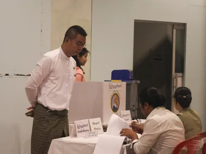 ناخب يدلي بصوته في الانتخابات العامة بمركز اقتراع في بلدة كياوكتادا بوسط مدينة يانجون في ميانمار. 28 ديسمبر 2025 - REUTERS