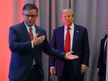 الرئيس الأميركي دونالد ترمب يقف وراء رئيس مجلس النواب مايك جونسون في واشنطن. 13 نوفمبر 2024 - Reuters