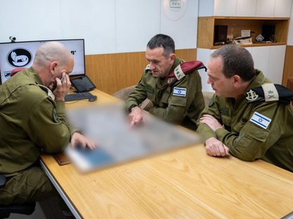 رئيس الأركان الإسرائيلي هرتسي هاليفي يجتمع مع قائد المنطقة الجنوبية في الجيش الإسرائيلي. 26 نوفمبر 2023 - twitter/AvichayAdraee