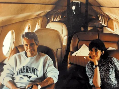 صورة نشرتها وزارة العدل الأميركية في 19 ديسمبر 2025 لجيفري إبستين داخل طائرته الخاصة مع شريكته جيسلين ماكسويل - Reuters