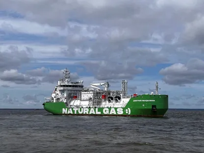 ناقلة غاز طبيعي مسال تابعة لشركة غازبروم الروسية بالقرب من ميناء أوست لوجا بروسيا. 14 يوليو 2023 - REUTERS