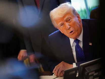 الرئيس الأميركي دونالد ترمب يتحدث أثناء توقيعه على أمر تنفيذي بالمكتب البيضاوي في البيت الأبيض. 14 فبراير 2025 - REUTERS