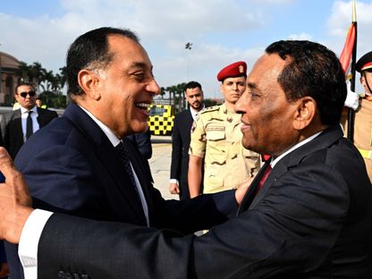 رئيس الوزراء المصري مصطفى مدبولي خلال استقبال نظيره السوداني كامل إدريس في مطار القاهرة الدولي. 7 أغسطس 2025 - REUTERS