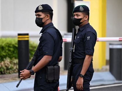 أفراد من الشرطة الملكية الماليزية يحرسون المدخل المؤدي إلى القصر الوطني بالعاصمة كوالالمبور. 21 نوفمبر 2022 - AFP