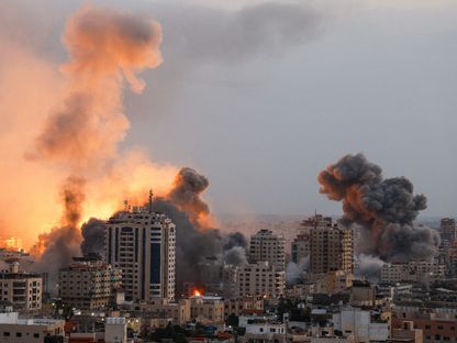 ألسنة اللهب والدخان تتصاعد بعد غارة إسرائيلية على غزة. 09 أكتوبر 2023 - Reuters