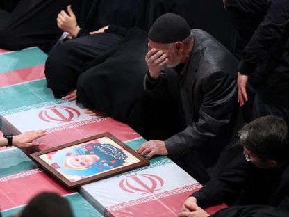 أقارب ضحايا الهجوم الإسرائيلي على القنصلية الإيرانية في سوريا يحضرون مراسم تشييعهم في إيران. 04 أبريل 2024 - AFP