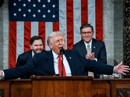 ترمب في خطاب حالة الاتحاد.. إشادة بـ"تحولات اقتصادية" وإصرار على الرسوم الجمركية