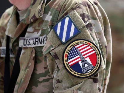 جندي  أميركي خلال معرض باريس الدولي الرابع والخمسين للطيران في مطار لوبورجيه قرب باريس. 19 يونيو 2023 - Reuters