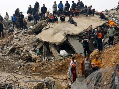 جهود مكثفة لانتشال جثامين ضحايا الغارات الإسرائيلية من بين الأنقاض في بيت لاهيا بشمال قطاع غزة. 12 ديسمبر 2025 - REUTERS