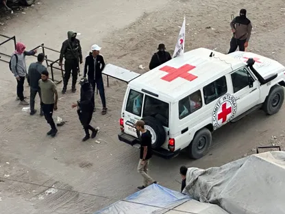 مركبة تابعة للصليب الأحمر الدولي في خان يونس بجنوب قطاع غزة لاستقبال المحتجزين الإسرائيليين مع بدء عملية تبادل الأسرى. 13 أكتوبر 2025 - Reuters