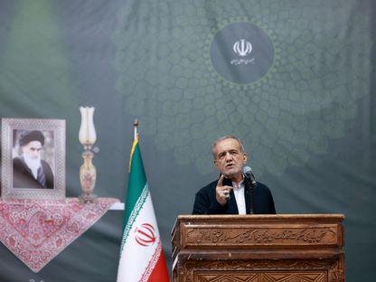 الرئيس الإيراني مسعود بيزشكيان يتحدث خلال ذكرى وفاة زعيم الثورة الإيرانية الخميني جنوب طهران في إيران. 3 يونيو 2025 - REUTERS