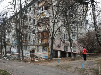 رجل ينظر إلى مبنى سكني تضرر جراء غارة جوية روسية بطائرة مسيرة في كييف. أوكرانيا في 23 ديسمبر 2025 - reuters