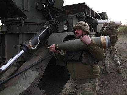 جنود أوكرانيون يطلقون النار على مواقع روسية بمدفع هاوتزر ذاتي الدفع عيار 155 ملم من طراز 2C22 "بوهدانا" في خاركوف. 21 أبريل 2024 - AFP