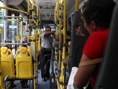 رجل يسعل بحافلة في ساو باولو بالبرازيل، 17 مارس 2021 - Reuters
