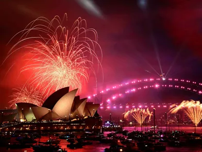 أضواء ساطعة وألعاب نارية خلال احتفالات ليلة رأس السنة الجديدة في سيدني، أستراليا، 31 ديسمبر 2024 - Reuters