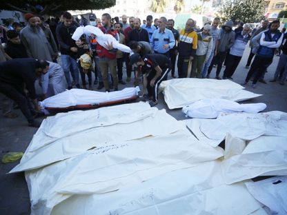جثث فلسطينيين بمستشفى شهداء الأقصى في غزة بعد أن قتلتهم غارات إسرائيلية على مخيم البريج. 16 نوفمبر 2023 - AFP