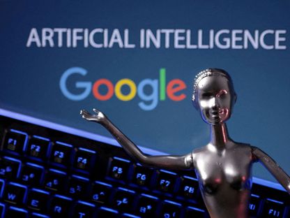 رسم توضيحي شعار شركة جوجل أسفل عبارة الذكاء الاصطناعي - REUTERS