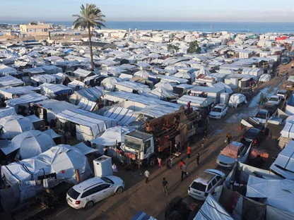 فلسطينيون نازحون يحتمون داخل خيام في خان يونس، جنوبي قطاع غزة. 26 نوفمبر 2025 - Reuters