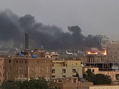 الدخان يتصاعد من مطار الخرطوم الدولي فيما تتواصل الحرائق على مدرجه، الخرطوم - 17 أبريل 2023 - REUTERS
