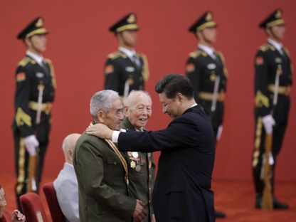 الرئيس الصيني شي جين بينج يكرم المحاربين القدامى بمناسبة الذكرى السبعين للانتصار ضد اليابان في قاعة الشعب الكبرى ببكين. 2 سبتمبر 2015 - Reuters