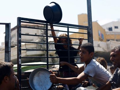 فلسطينيون ينتظرون الحصول على الطعام من مطبخ خيري في مدينة غزة. 28 أغسطس 2025 - Reuters