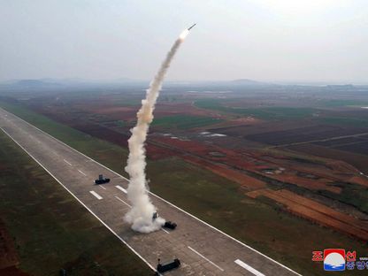 إدارة الصواريخ في كوريا الشمالية خلال اختبار إطلاق لصواريخ مضادة للطائرات من النوع الجديد "Pyoljji-1-2" في البحر الغربي لكوريا. 20 أبريل 2024 - AFP