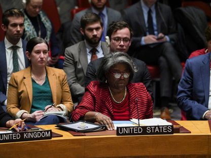 السفيرة الأميركية لدى الأمم المتحدة ليندا توماس جرينفيلد خلال تصويت في مقر مجلس الأمن بنيويورك بشأن وصول مساعدات قطاع غزة. 22 ديسمبر 2023 - Reuters