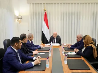رئيس مجلس القيادة الرئاسي في اليمن رشاد العليمي خلال اجتماع مع هيئة التشاور والمصالحة. 23 ديسمبر 2025 - وكالة الأنباء اليمنية