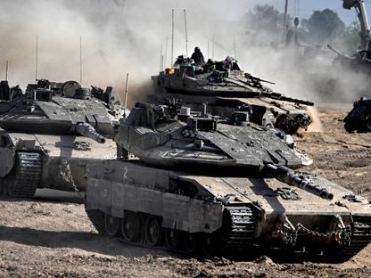 دبابات إسرائيلية على حدود قطاع غزة بينما تستمر الغارات الجوية والقصف المدفعي على كافة أنحاء القطاع. 2 أبريل 2024 - AFP