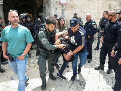 الشرطة الإسرائيلية تعتقل أحد الفلسطينيين في القدس. 30 أبريل 2024 - صحيفة هآرتس