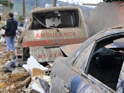حطام سيارة إسعاف في موقع مركز الإسعاف الذي قصفته إسرائيل في الهبارية بجنوب لبنان. 27 مارس 2024 - AFP