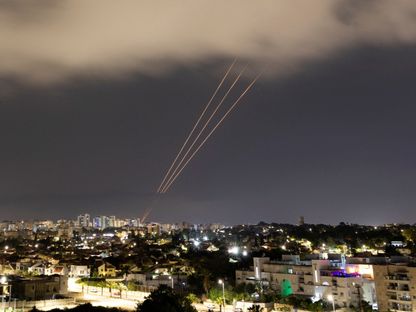 منظومة دفاع صاروخي إسرائيلية تعمل بعد إطلاق إيران مسيرات وصواريخ في مدينة عسقلان (جنوب). 14 أبريل 2024 - REUTERS
