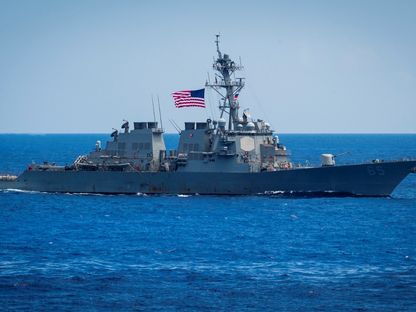 المدمرة الأميركية المزودة بصواريخ موجهة USS Benfold تبحر في تشكيل خلال مناورات في بحر الفلبين. 15 يونيو 2018 - REUTERS