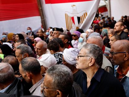 ناخبون مصريون يصطفون أمام أحد مراكز الاقتراع للإدلاء بأصواتهم في الانتخابات الرئاسية، القاهرة. 10 ديسمبر 2023 - AFP