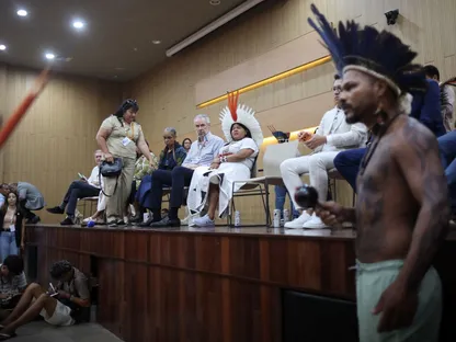 وزيرة البيئة وتغيّر المناخ في البرازيل مارينا سيلفا ورئيس مؤتمر COP30 أندريه كورّيا دو لاجو ووزيرة شؤون الشعوب الأصلية سونيا جواجاجارا خلال لقائهم مع ممثلين عن السكان الأصليين على هامش مؤتمر الأمم المتحدة لتغيّر المناخ. 14 نوفمبر 2025 - REUTERS