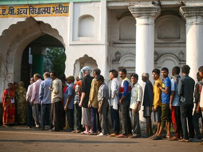 ناخبون يصطفون في طابور للإدلاء بأصواتهم في مركز اقتراع خلال المرحلة السادسة من التصويت في الانتخابات العامة الهندية في منطقة جاريا في ولاية جهارخاند. 25 مايو 2024 - AFP