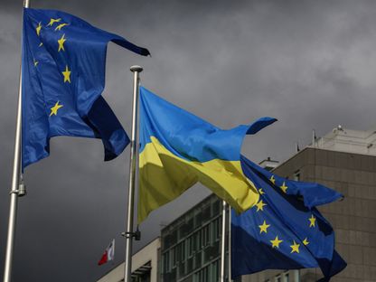 الأعلام الأوروبية والأوكرانية ترفرف خارج مقر المفوضية الأوروبية، بروكسل، بلجيكا. 25 فبراير 2023 - AFP