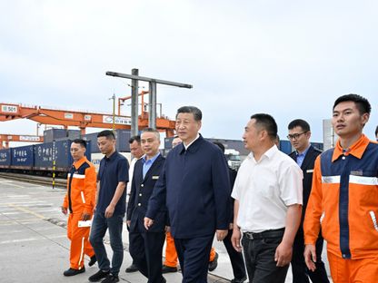 الرئيس الصيني شي جين بينج في زيارة لمركز لوجستية دولي في تشونجتشينج بجنوب غربي الصين. 22 أبريل 2024 - AFP