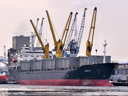 السفينة الإيرانية بهشاد بالقرب من ميناء في جدانسك، بولندا. 10 فبراير 2010 - MarineTraffic.com