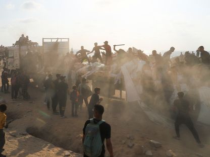 فلسطينيون يتزاحمون حول شاحنة مساعدات في بيت لاهيا، شمال قطاع غزة. 23 يونيو 2025 - REUTERS