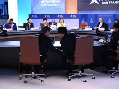 الرئيس الكوري الجنوبي يون سوك يو  يتحدث مع وزير الخارجية الأميركي أثناء حضوره اجتماع قادة منتدى التعاون الاقتصادي لآسيا والمحيط الهادئ (أبيك) في اليوم الأخير من القمة في سان فرانسيسكو الأميركية. 17 نوفمبر 2023. - AFP
