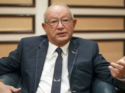 ساويرس يحذر من موجة إفلاسات محتملة بفعل حرب إيران