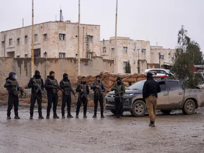 قوات الأمن السورية خارج سجن الأقطان في محافظة الرقة. 23 يناير 2026 - REUTERS