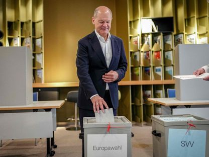 المستشار الألماني أولاف شولتز يدلي بصوته في الانتخابات الأوروبية. 09 يونيو 2024 - AFP