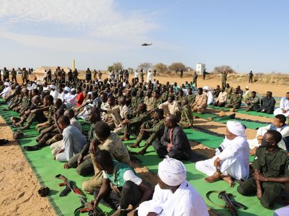 أفراد من الجيش السوداني يصلون العيد في ولاية النيل الأبيض. 10 أبريل 2024 - twitter/TSC_SUDAN