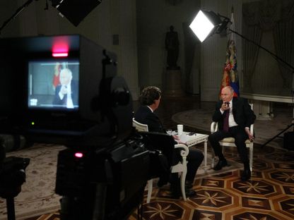 الرئيس الروسي فلاديمير بوتين خلال مقابلة مع الإعلامي الأميركي تاكر كارلسون في موسكو. 8 فبراير 2024 - AFP