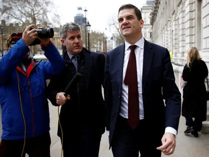 "أزمة ماندلسون" تطيح بأرفع مسؤول مدني في الخارجية البريطانية