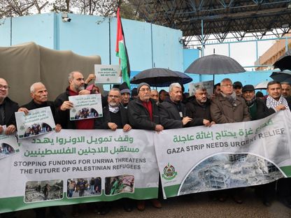 لاجئون فلسطينيون يحتجون على تعليق تمويل وكالة الأمم المتحدة لغوث وتشغيل اللاجئين الفلسطينيين (أونروا)، خارج مكتبها في بيروت. 30 يناير 2024 - AFP