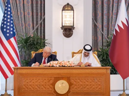 أمير قطر الشيخ تميم بن حمد آل ثاني يشهد مع الرئيس الأميركي دونالد ترمب التوقيع على عدة اتفاقيات بالدوحة. 14 مايو 2025 - x/AmiriDiwan