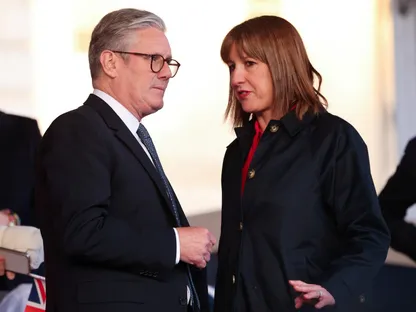 رئيس الوزراء البريطاني كير ستارمر ووزيرة الخزانة راشيل ريفز يحضران حفلاً موسيقياً في لندن بمناسبة الذكرى الـ80 ليوم النصر في أوروبا- 8 مايو 2025 - Reuters